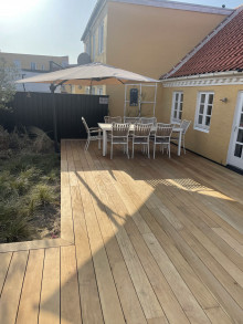 Hårdtræs terrasse i Skagen, 100 m² – Eksklusivt design uden synlige skruer